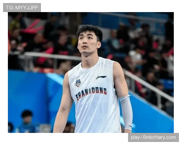 特写:于德豪六犯离场,与邱彪指导击掌后向主场球迷鞠躬致意 特写:于德豪六犯离场,与邱彪指导击掌后向主场球迷鞠躬致意