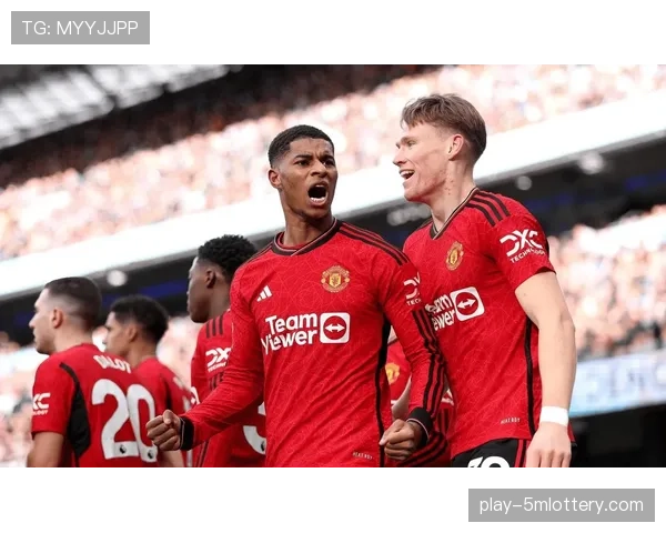 曼联vs利兹联玫瑰德比，双方球迷看台对峙