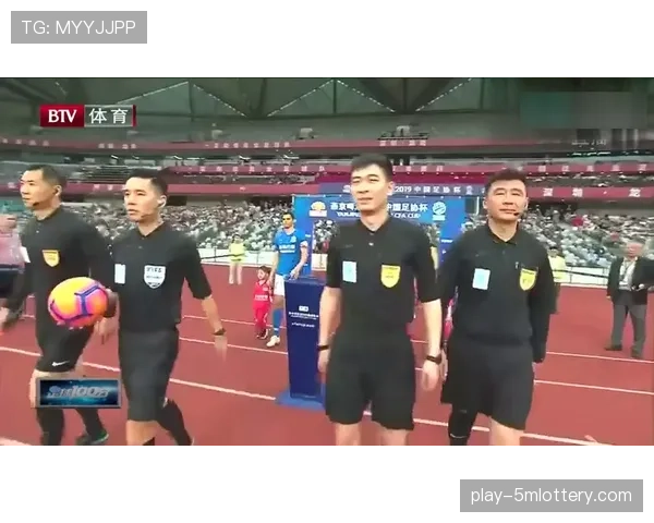 莱万特惨遭绝杀降级，主席当场怒砸替补席水瓶被红牌罚上看台